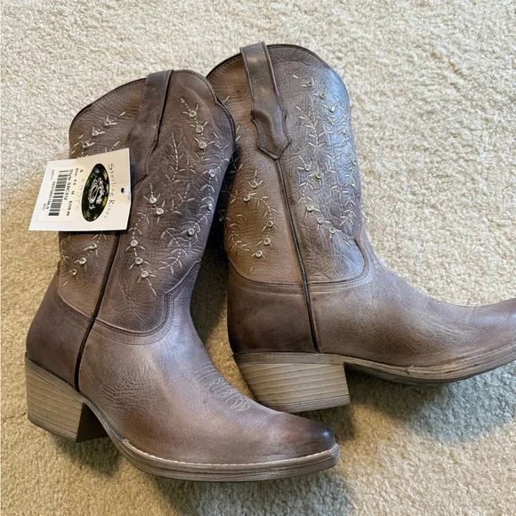 Brown Embroidered Western Boots - Picture 1 of 5